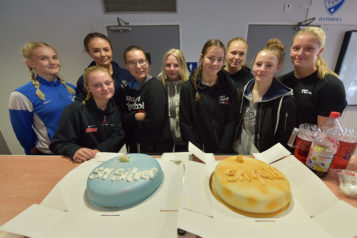 Medaljregn över Tumba gymnasiums handbollstjejer