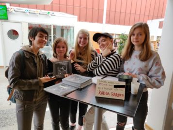 Utställning i skolbiblioteket med ES17Bild